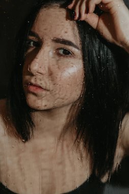 Pencerenin dışındaki kız yağmuru