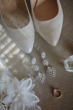 Alyansta elmas ve keneler