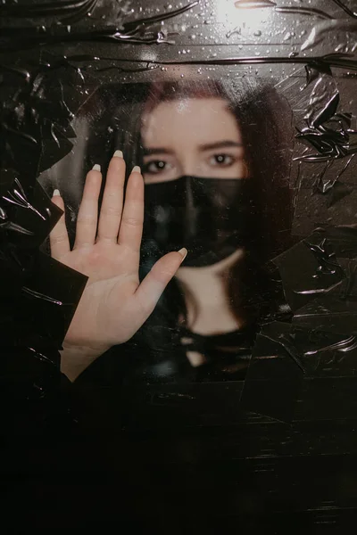 Tıbbi maskeli genç kız Coronavirus