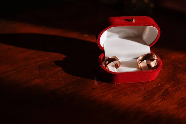 Dvě Zlaté Snubní Prsteny Nevěsta — Stock fotografie