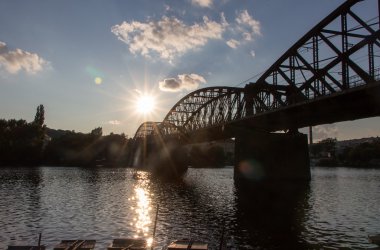 Güneş ve köprü Sunset yakınında