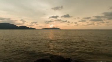 günbatımı Adası arkasında