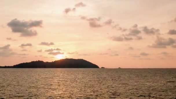 Puesta Sol Detrás Isla — Vídeo de stock