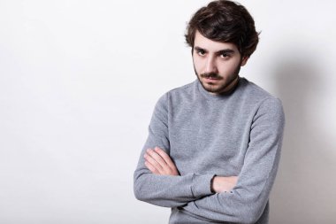 Modern saç modeli ve karanlık sakal sahip şık bir genç adam 