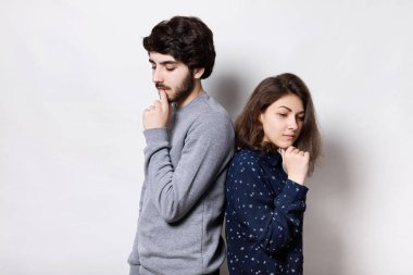 Arka arkaya onların el ele tutuşarak mutsuz çift ayakta düşünceli ifadeler sahip aşağı seyir dönücem. Sakallı adam ve genç esmer bir yanlış anlama birbirleriyle olan