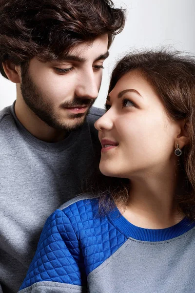 Close-up de casal jovem hipster de pé perto uns dos outros olhando com amor e sensualidade. Jovem casal afetuoso olhando um para o outro. Conceito de família e relacionamentos . — Fotografia de Stock