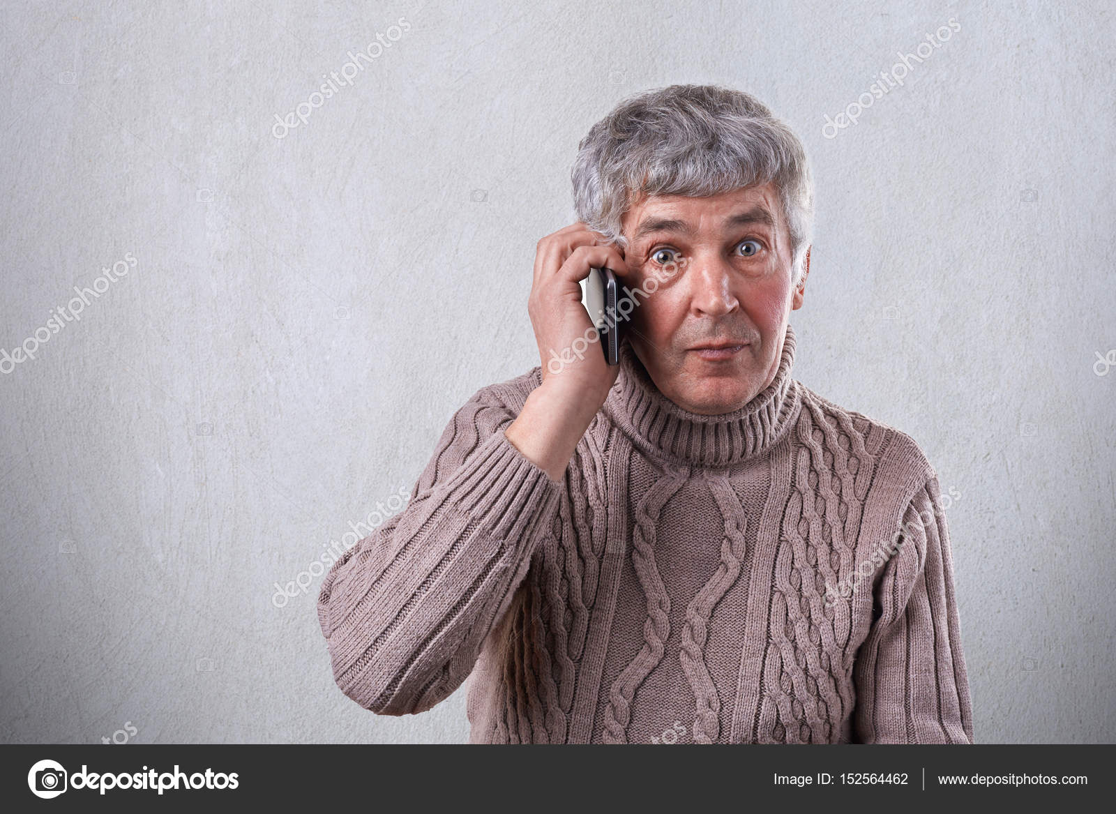 Un Vieil Homme Surpris En Pull Ayant Les Cheveux Gris Autour