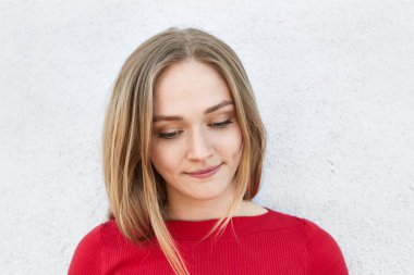 Sarı saçlı memnun kadın