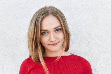 sarışın genç kadın