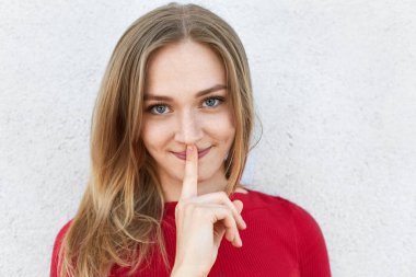 sessizlik jest gösterilen kadın