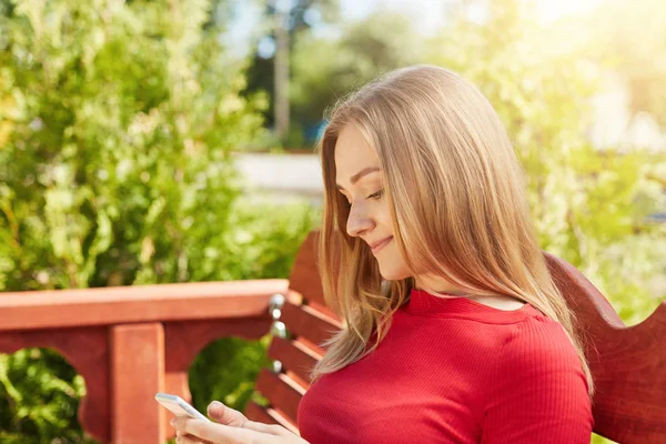 Blonde woman using mobile phone — Stock Photo, Image