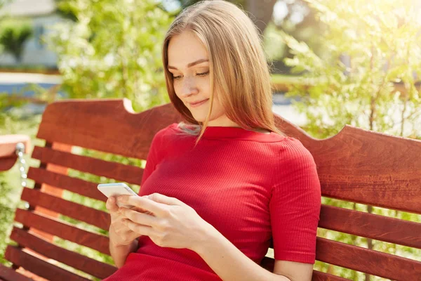 Blonde woman using mobile phone — Stock Photo, Image