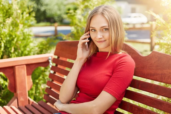 Blond kvinna med mobiltelefon — Stockfoto