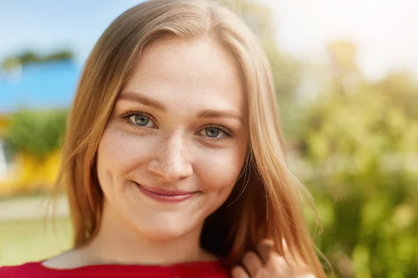 Woman with green alluring eyes — Stock Photo, Image