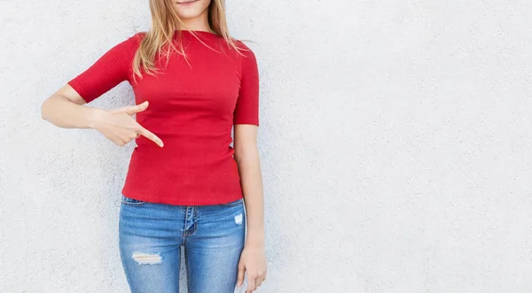 Móda a oblečení koncepce designu. Oříznutý snímek mladé ženy v červený svetr a džíny na prázdné místo její oblečení pro své reklamní nebo propagační text demonstrovat něco — Stock fotografie