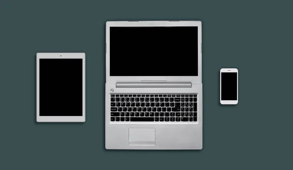 Layout di gadget moderni per il web design. Vista dall'alto dei dispositivi elettonici: tablet, computer portatile e telefono cellulare. Posto di lavoro in ufficio con spazio di copia per il testo o ascoltatore. Concetto tecnologico — Foto Stock