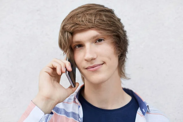 Headshot of handsome stylish hipster boy calling his friend usin — Stock Photo, Image