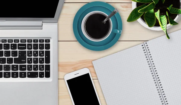 Laptop moderno, smartphone, xícara de café — Fotografia de Stock