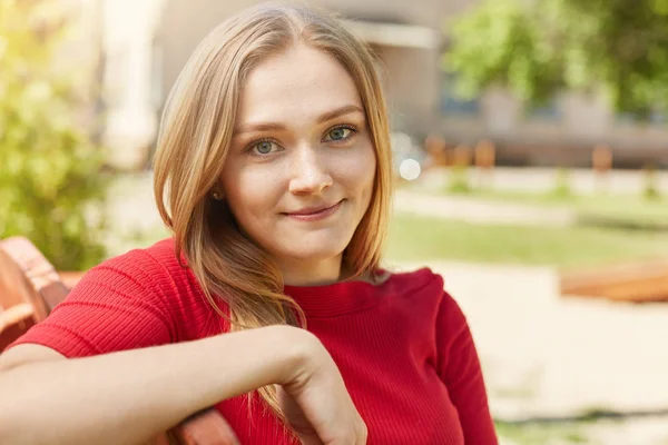 Menina bonita sentada no banco — Fotografia de Stock