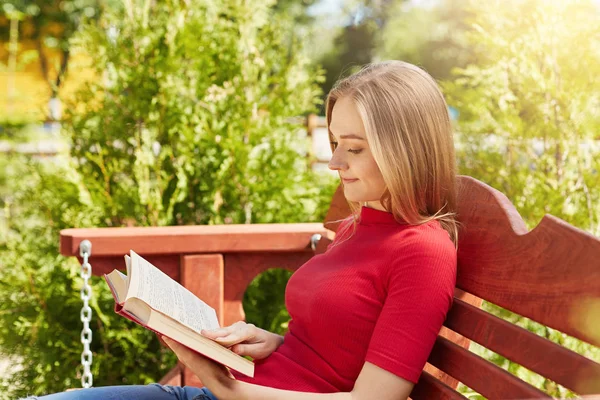 Linda chica leyendo libro — Foto de Stock