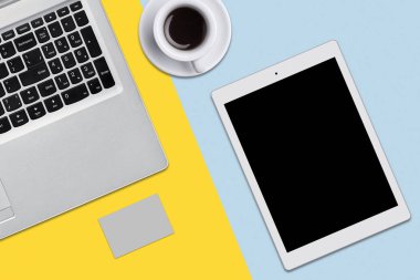 Modern çalışma alanı. Düz yüzeye üstten görünüm dizüstü bilgisayar, tablet, cofffe veya çay. Bilgisayar ve ofis masasında tablet. Bilgisayar üreteceğiz aygıt. Sosyal ağ kullanıcı modern ekipman
