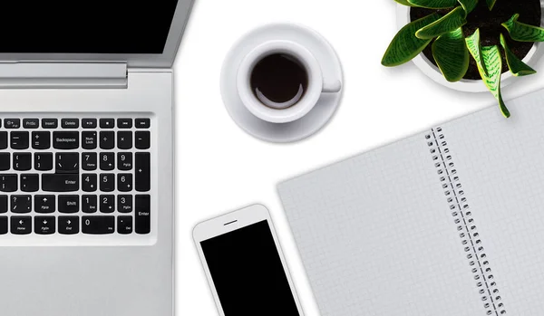 Vista de cima de telefone inteligente, laptop, caderno em espiral, vaso de flores e xícara de café deitado na superfície plana branca. Dispositivos modernos de homem de negócios. Área de trabalho com gadgets e notepad . — Fotografia de Stock