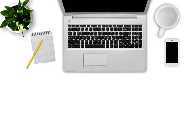 Vista superior do computador portátil moderno, notebook com lápis, copo vazio, telefone celular e vaso isolado sobre fundo branco. Local de trabalho do empresário. Aparelhos actualizados. Conceito de tecnologia — Fotografia de Stock