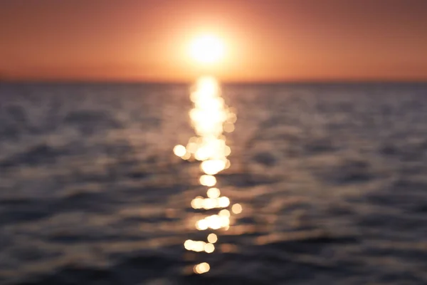 Όμορφη Θαλασσογραφία. Τοπία υπέροχη φύση. Σύνθεση του ηλιοβασίλεμα πάνω από τη θάλασσα. Θέα στη θάλασσα από την τροπική παραλία. Ηλιοβασίλεμα πάνω από τη ρύθμιση νερό στη θάλασσα. Με φόντο το καλοκαίρι. Ποικιλία από φωτεινά χρώματα — Φωτογραφία Αρχείου