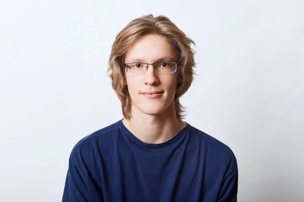 Hombre guapo y confiado con peinado de moda, con gafas y camiseta casual, aislado sobre fondo blanco. Estudiante masculino inteligente que va a la universidad aislado sobre fondo blanco —  Fotos de Stock