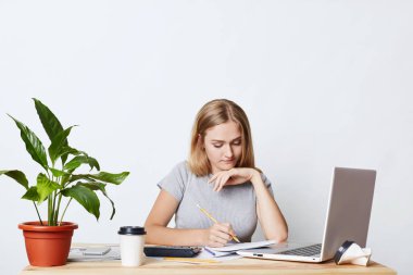 Genç kız öğrencinin matematik eğitimi, rapor hazırlama, notlar--dan laptop, beyaz arka plan üzerinde izole kopya kitabında yazılı. İş kadını işinde dahil olmak. Ekonomi kavramı