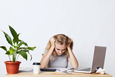 İş raporu, panik, sahip nasıl bilmeden figürleriyle stresli kadın çalışma belgeleri odaklı olmak. İş kadını nasıl kağıtları imzalamak için anlamaya çalışıyorum. İş kavramı