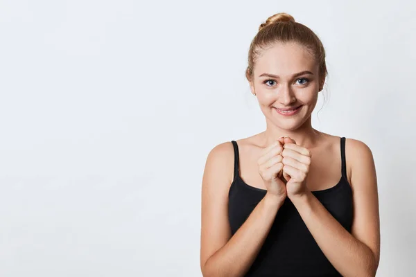 Curiosa mujer europea mira a la cámara con anticipación y emoción como ve sorpresa preparada por el novio, quiere saber lo que hay en la caja. Feliz joven hembra espera algo impaciente — Foto de Stock