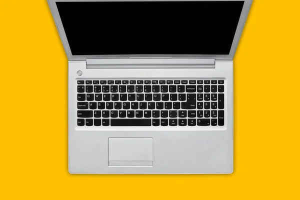 Laptop com tela em branco isolado no fundo amarelo. Vista superior do computador portátil moderno aberto. Área de trabalho com dispositivo contemporâneo ou gadget. Conceito de tecnologia inovadora — Fotografia de Stock