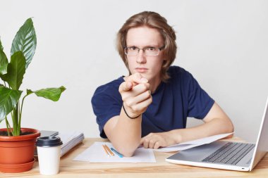 Ciddi sıkı erkek patron office iç oturur, sana, işaret parmağı ile puan ceza hakkında sizi uyarır. Yakışıklı genç trendy saç modeli ile bir şey hareketleri parmağınızla kapalı olarak seçer