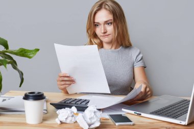 Yatay portresi başarılı işkadını dikkatle iş kağıtları veya sözleşme okur, her şey, modern gadget ile çevrili paket servisi olan restoran kahve içiyor hesaplar. Kariyer, iş kavramı
