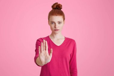 İçki yasağı sembolü. Genç çekici Studio, çilli kadın hareketleri gösterir kırmızı, pembe arka plan üzerinde izole bir şey yaptığını reddediyor. Kadın yasak işareti, rejectes eylemleri gösterir