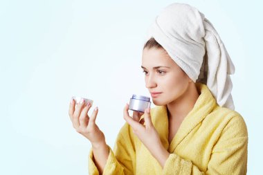 Yana doğru çekici erkek portresi maskesi alarak duştan sonra yeni krem, yapacak kokuyor, sıcak rahat bornoz giymiş ve havlu sarılmış, beyaz arka plan üzerinde izole varmış