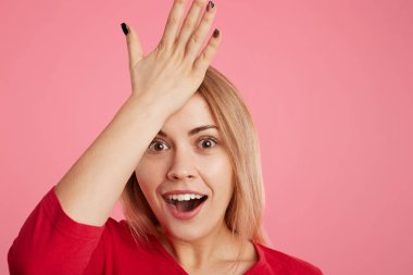 Unutkan kadın modeli bir şey uzun süre sonra hatırlar, alnına elini tutar, ağız içinde surprisment açar, arkadaşlar için önümüzdeki tatil günlerinde mevcut satın almak hatırlar. Kötü bellek kavramı