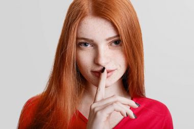 Genç kadın parmağı dudağı tutar, tutar sessizlik, diyor çilli zencefil portresi yakın: 