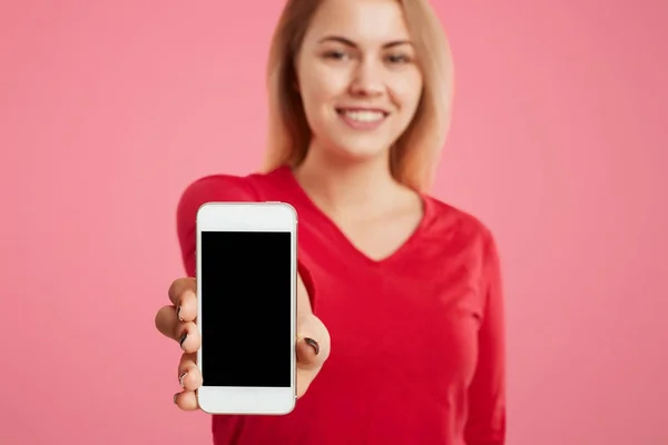 Foto wanita cantik memegang ponsel modern di tangan, salinan kosong untuk advertisment Anda atau teks promosi. Focuse pada ponsel. Teknologi modern dan konsep komunikasi — Stok Foto