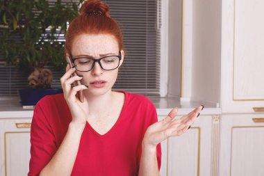 Hoşnutsuzluk kadın, zencefil düğüm, gözlük ve kırmızı Kazak giyer, cep telefonu üzerinden en iyi arkadaşıyla sorunlarını paylaşır, tüm ayrıntıları açıklayan, mutfak oturur heyecanlı. Beden dili kavramı