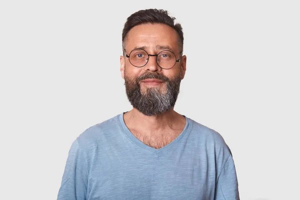 Close up portrait of handsome middle aged bearded Caucasian man with smile, male wearing gray casual t shirt, posing isolated over white background, looking directly at camera, looks satisfied. — ストック写真