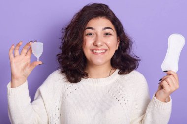 Gülümseyen bir kadının regl arasında seçim yapmasına yakından bakın.