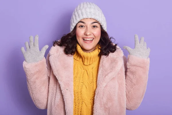 Immagine di divertente magnetica giovane donna alzando le mani, mostrando — Foto Stock