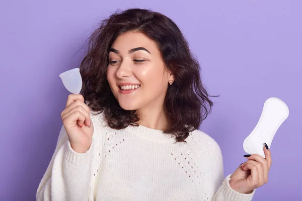 Vrouw met menstruatiecup en maandverband in handen. Vrouwelijk — Stockfoto