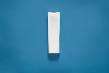 Beyaz plastik şişe vücut bakımı ve güzellik ürünleri. Şampuan için plastik şişenin stüdyo fotoğrafçılığı, izole edilmiş fırın mavisi arka plan. Makyaj yap ve avukatlık için alanı kopyala. Kozmetik kavramı.