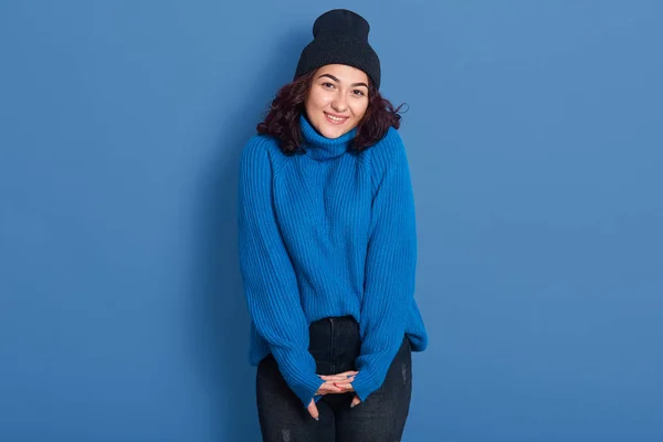 Imagem horizontal de alegre modelo agradável positivo cruzando as mãos, olhando diretamente para a câmera, sorrindo sinceramente, tendo expressão facial feliz, vestindo roupas casuais. Conceito de emoções . — Fotografia de Stock