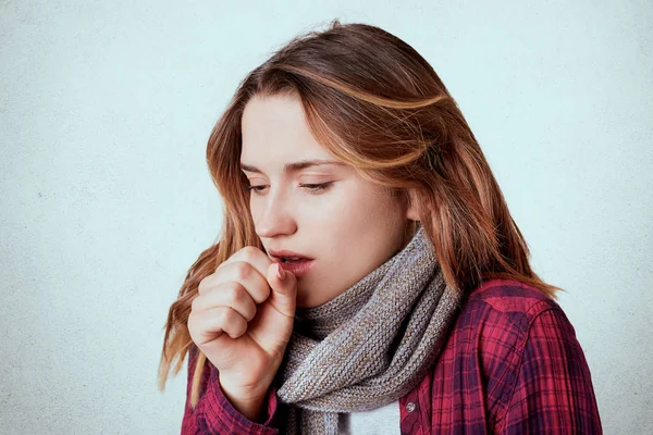 年轻漂亮女人穿着休闲装的特写站在孤立的白色背景之上，感到身体不适，咳嗽是感冒或支气管炎或头晕的症状。保健概念 — 图库照片