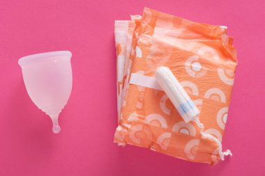 Farklı tip kadın hijyen ürünleri, regl kupası, hijyenik pedler ve tamponlar, pembe stüdyo geçmişinden izole edilmiş kadınlar için en iyi hijyen yöntemleri, kritik günler, regl dönemi, mahremiyet..