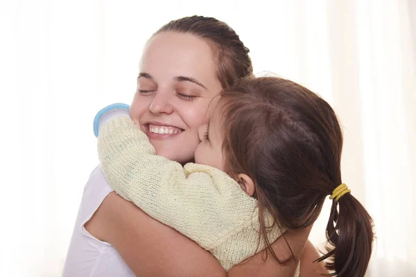Beautiful Close Portrait Happy Cheerful Mother Little Daughter Embrace Young — Stock Photo, Image
